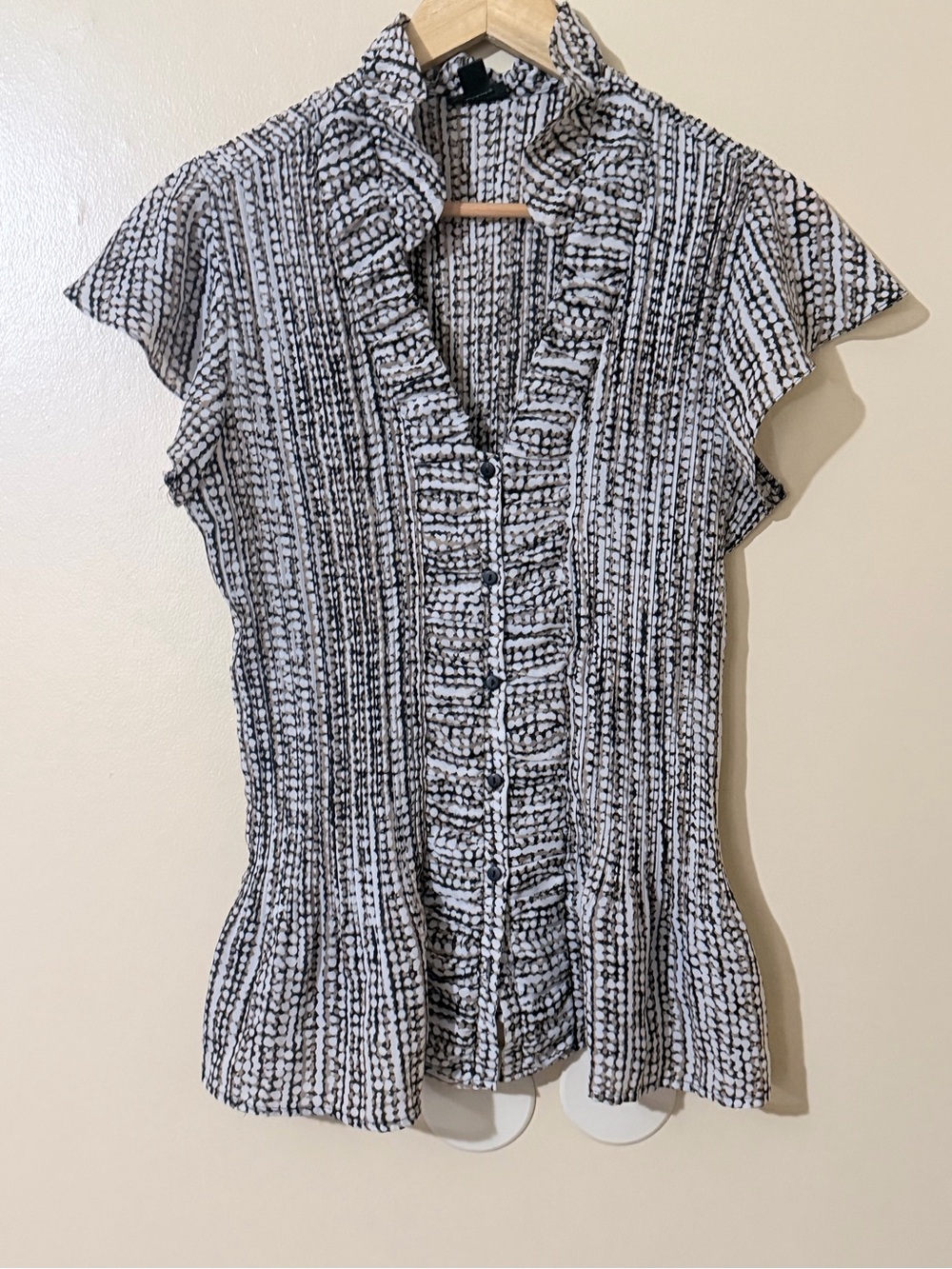East 5th Black & White Ruffle-Trim Button Front Blouse
